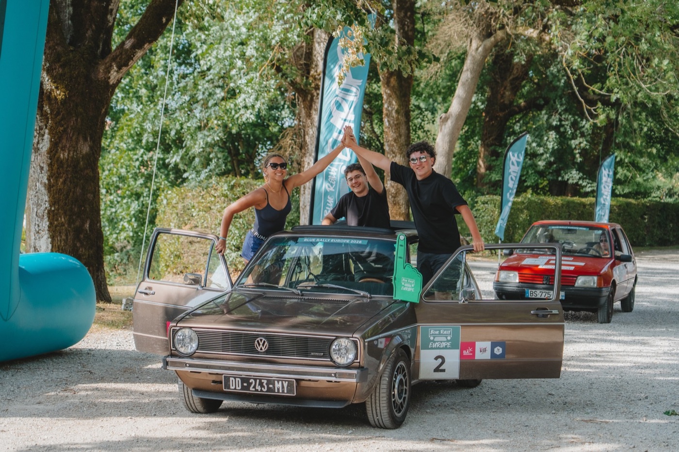 Un équipage franchit la ligne d&rsquo;arrivée du Blue Rally Europe 2026, bras levés, debout dans sa Golf