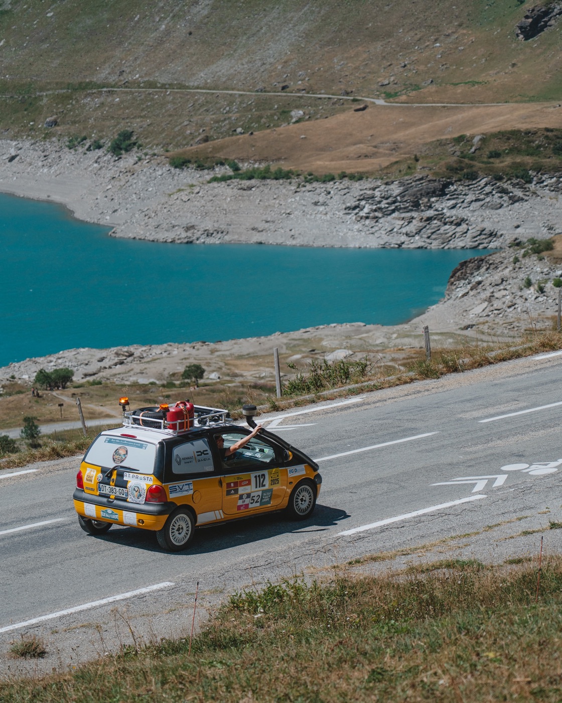 Une Twingo d&rsquo;équipage longe les eaux turquoise du lac du Mont-Cenis
